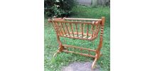 Ancien berceau en bois sur pied (bercelonette)