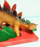 lampe dinosaure, veilleuse stégosaure rouge