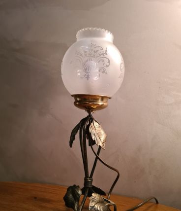 lampe fer forgé art deco  patiné or avec  son verre opaque d