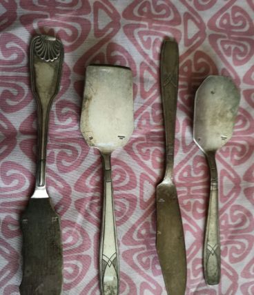 LOT couteaux à  beurre et cuillères argenteries 