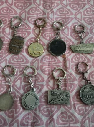 LOT 12 porte-clefs anciens  en métal 