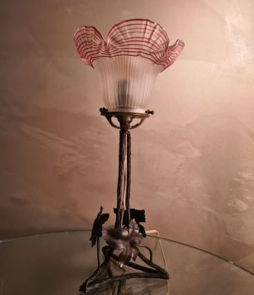 lampe  fer forgé  1900  verre  dentelle pressé et moulé  a l