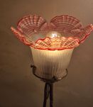 lampe  fer forgé  1900  verre  dentelle pressé et moulé  a l