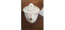 Cafetière porcelaine à la bordure fleurie.