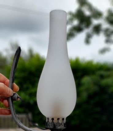 Applique fer forgé et globe verre poli allongé, 1960/70