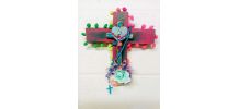 Crucifix mural kitsch et coloré avec chapelet