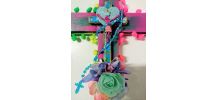 Crucifix mural kitsch et coloré avec chapelet