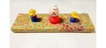 Porte manteau bois, figurines Fisher Price