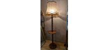 lampadaire en bois tourné (noyer). Bon état. avec grand abat