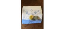 Drap blanc à la bordure bleue lavande.