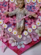 Christ sur un cœur mural kitsch et coloré avec chapelet