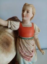 Statue ancienne, porcelaine, vache à l'enfant