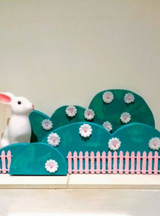 Etagère buisson vert, veilleuse lapin, vert et rose