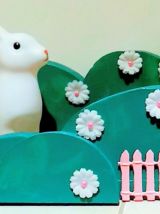 Etagère buisson vert, veilleuse lapin, vert et rose