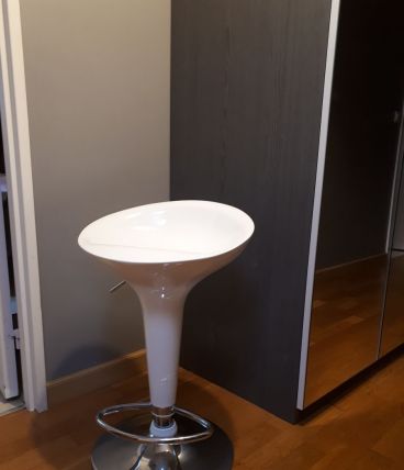 Tabouret blanc réglable en hauteur