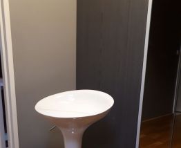 Tabouret blanc réglable en hauteur