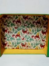 Etagère dinosaure verte et jaune, lampe assortie