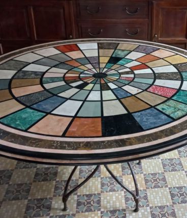 Table en fer forgé et marqueterie de pierres semi-précieuses