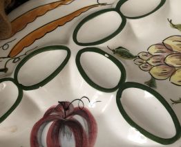 Plat a oeufs et crudité en céramique