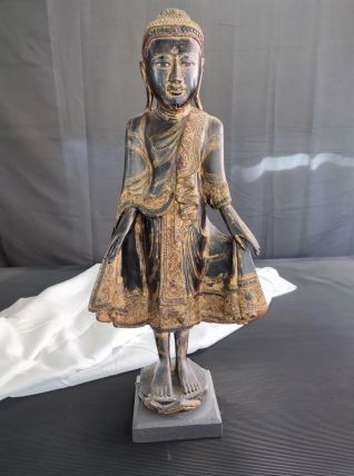 Bouddha Mandalay debout