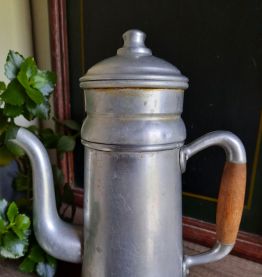 Cafetière ancienne en aluminium 