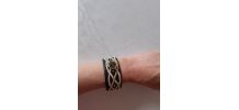 Bracelet en tissu noir brodé ,des clous or &amp;amp; un bouton montr