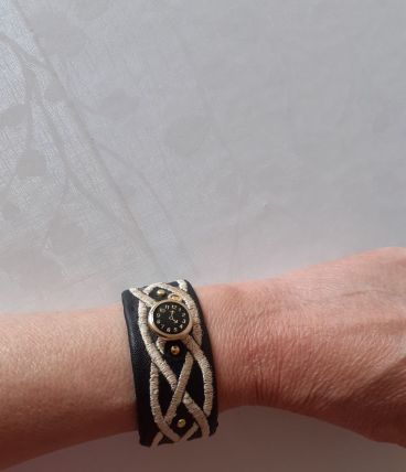 Bracelet en tissu noir brodé ,des clous or &amp; un bouton montr