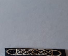 Bracelet en tissu noir brodé ,des clous or &amp; un bouton montr