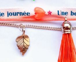 Bracelet ruban orange, chaine, breloques, pompon