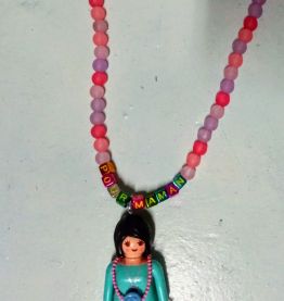 Collier Playmobil, "pour maman", perles roses