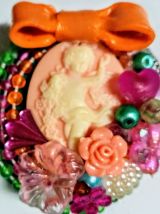 Broche camée kitsch, colorée, pendentif camée