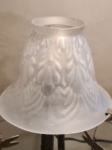 lampe art nouveau  fer forgé et tulipe verre opaque moulé   