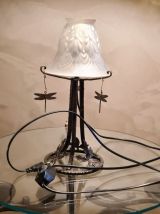 lampe art nouveau  fer forgé et tulipe verre opaque moulé   