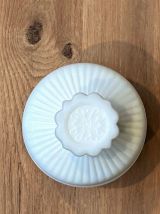 Bonbonnière en verre opalin