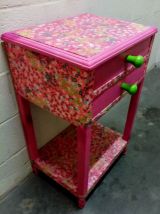 Table de chevet vintage upcyclée en rose