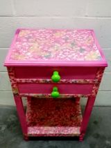 Table de chevet vintage upcyclée en rose