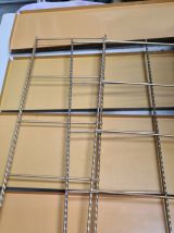 etagere string acier faux bois, montants torsadé or 1960