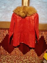 Veste cuir et col fourrure rouge