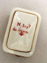 boite a pilule de sevre en bonne etat 