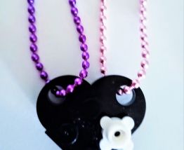 Collier Lego cœur noir, fleur, se partage en 2