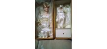 vends une ancienne poupée en porcelaine dans un robe de mari