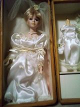 vends une ancienne poupée en porcelaine dans un robe de mari