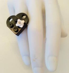 Bague Lego cœur noir ou rouge , anneau réglable