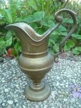 cruche  en laiton épais , vintage
