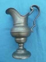 cruche  en laiton épais , vintage