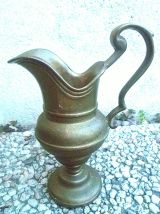 cruche  en laiton épais , vintage