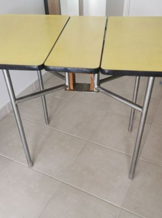Table formica jaune gain de place