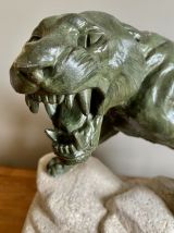 Grande sculpture représentant un fauve rugissant