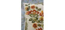 Joli coussin brodé (motif floral)
