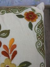 Joli coussin brodé (motif floral)